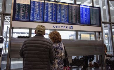 Passageiros aguardam retomada de voos no aeroporto internacional O’Hare, em Chicago