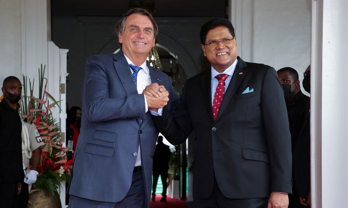 REUTERS/Ranu Abhelakh/Direitos reservados Brazilian President Bolsonaro visits Suriname to discuss oil and gas cooperation
