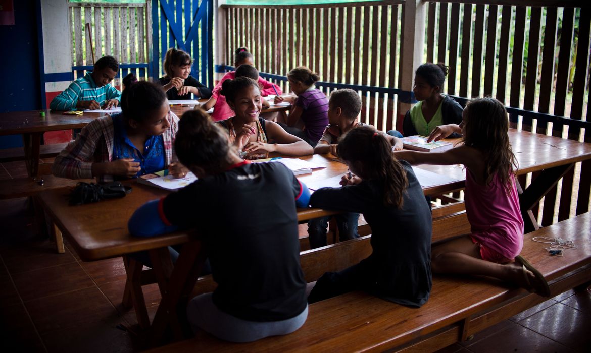 Colniza, MT, Brasil: Crianças na escola da comunidade de ribeirinhos de São Lourenço.  (Foto: Marcelo Camargo/Agência Brasil)