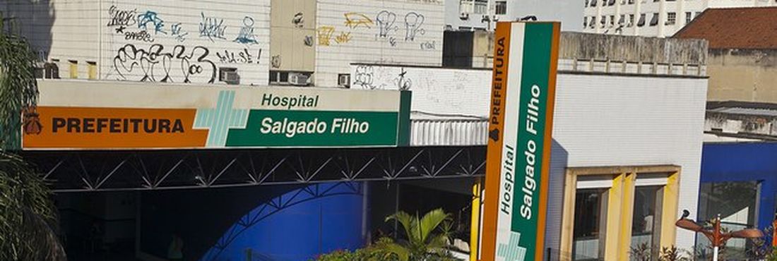 Uma criança atingida por uma bala perdida teve que esperar oito horas para ser atendida no Hospital Municipal Salgado Filho (RJ). Ela permanece internada em estado grave