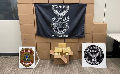 Polícia Federal prendeu em flagrante um homem, de 36 anos, que transportava 805 kg de pasta base de cocaína para o Rio de Janeiro.