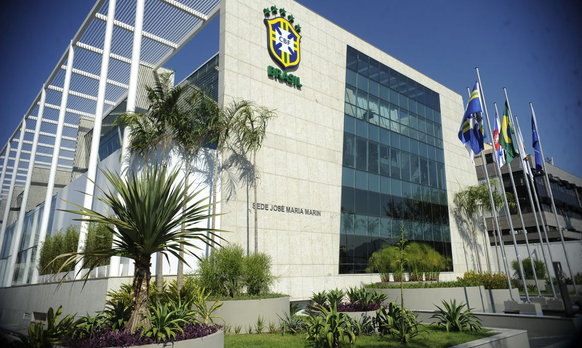 Rio de Janeiro - A CBF apresentou na manhã de hoje (17), o novo coordenador técnico da seleção brasileira. O escolhido foi o ex-goleiro, Gilmar Rinaldi.