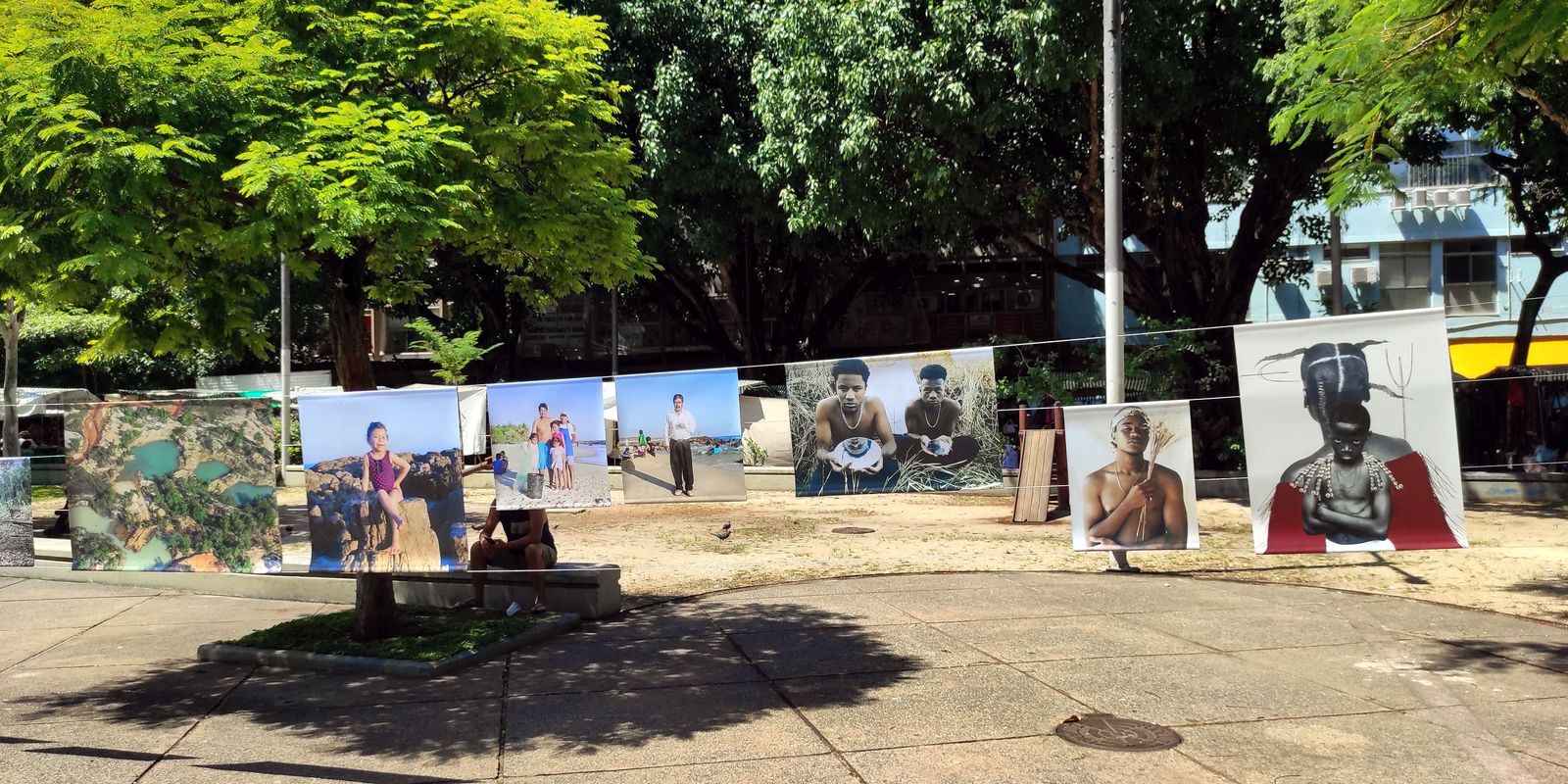 Fotógrafas mostram obras sobre afeto em praças de três cidades do Rio
