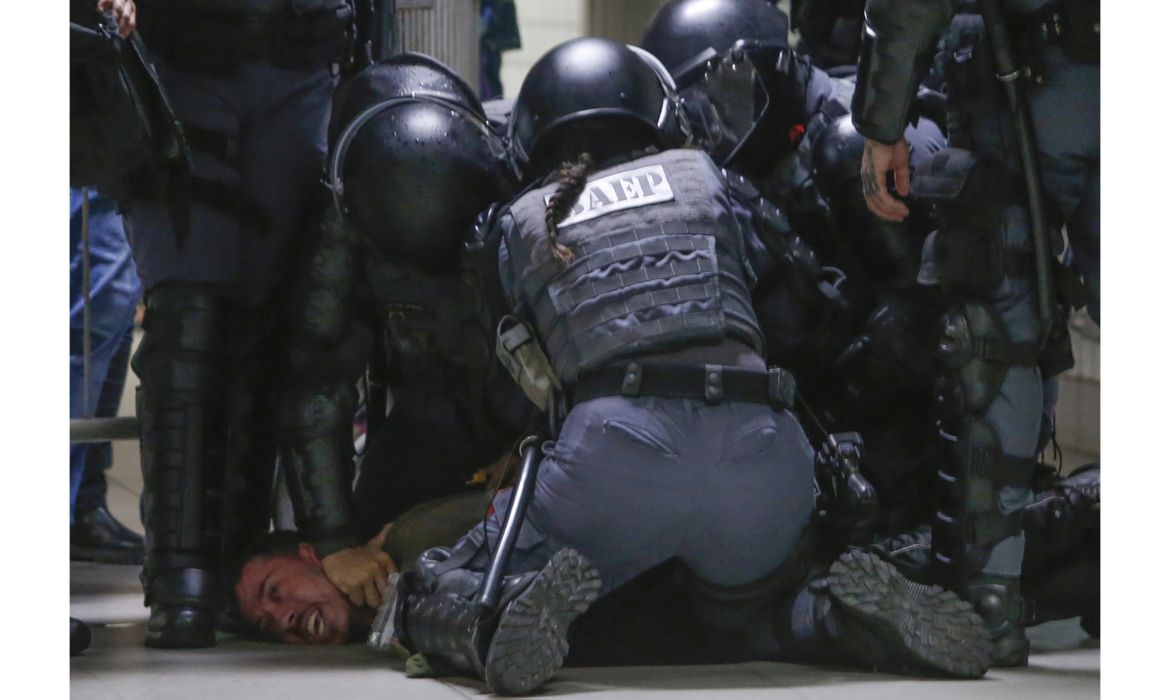 São Paulo (SP), 18/01/2023 - Manifestação no centro da cidade contra o aumento das tarifas do metrô, CPTM e EMTU e contra as privatizações do governo Tarcísio. Policiais no Metro Republicas detém um cidadão. Foto: Paulo Pinto/Agência Brasil