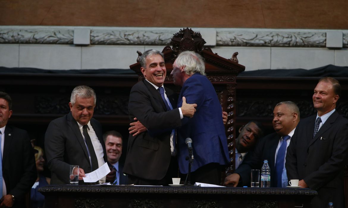 Os deputados André Ceciliano (PT) (E) e Carlos Minc após votação da nova Mesa Diretora que irá conduzir os trabalhos na Assembleia Legislativa do Rio de Janeiro (Alerj) durante o biênio (2019-2020)