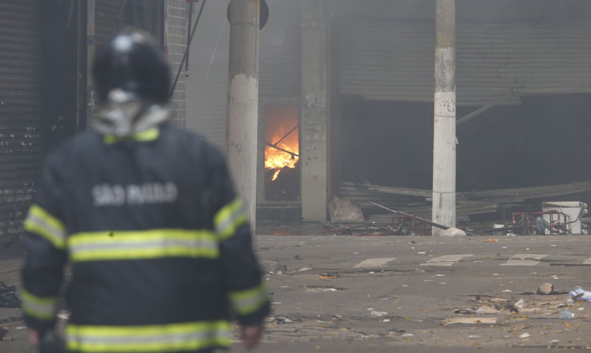São Paulo (SP), 30/10/2024 - Incêndio de grandes proporções atingiu Shopping Center na região do Brás em São Paulo. Foto: Paulo Pinto/Agência Brasil