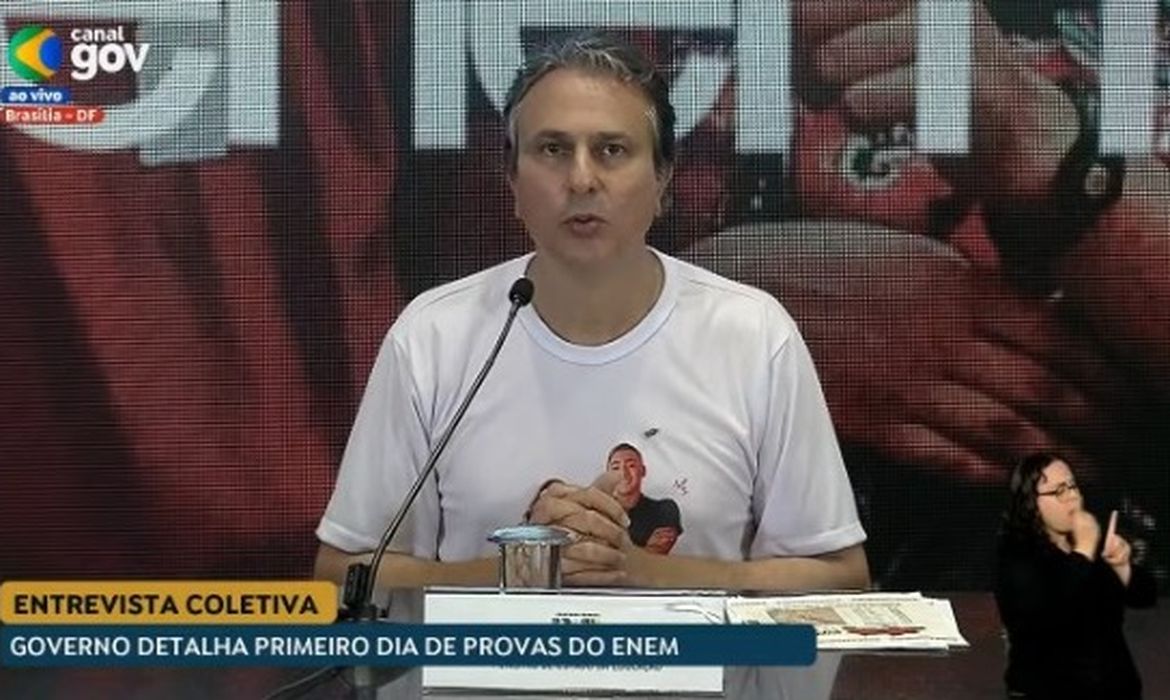 O ministro da Educação, Camilo Santana, concede entrevista coletiva após primeiro dia de provas do Enem 2024