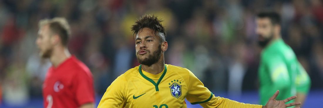 Neymar marcou dois gols no amistoso contra a Turquia Depois de marcar o segundo gol no amistoso contra a Turquia, Neymar foi aplaudido e teve seu nome gritado pelos torcedores que foram ao estádio Sükrü Saracoglu