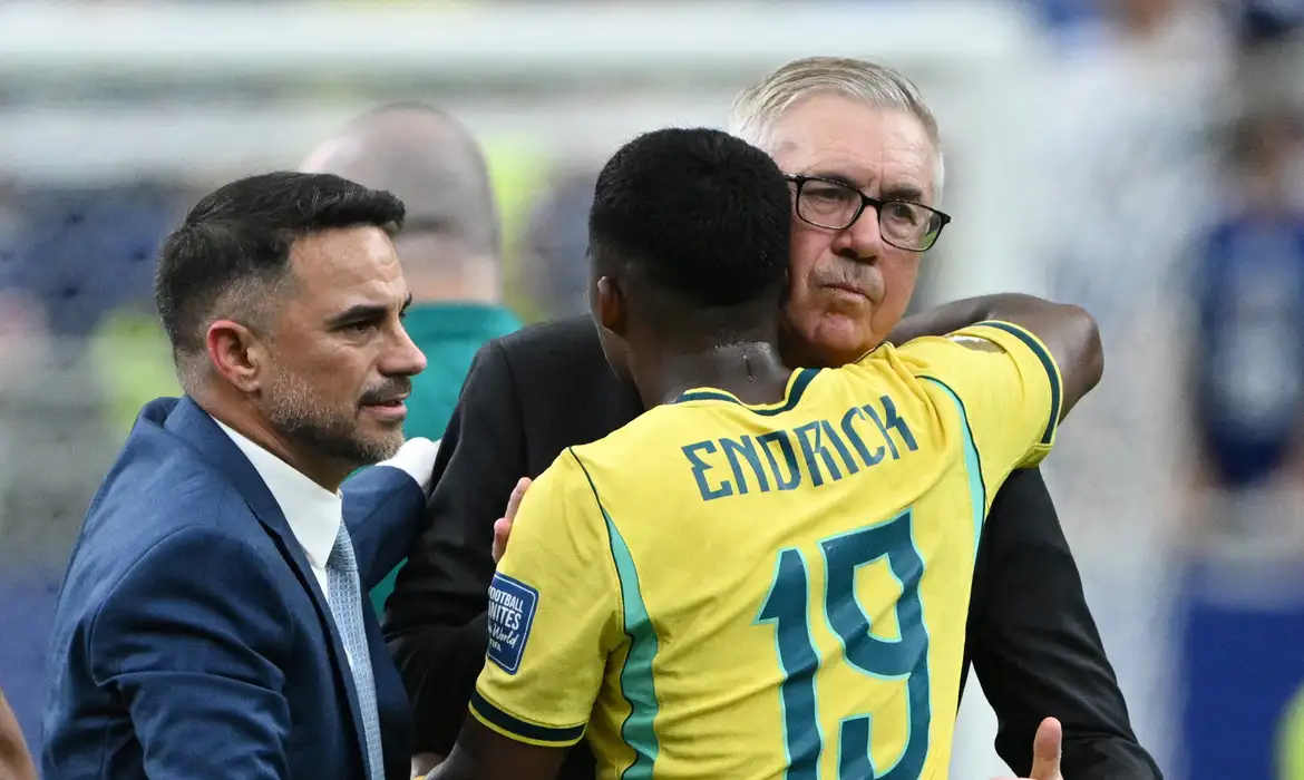 Soccer Football - FIFA World Cup 2026 - Round of 32 - Brazil v Japan - Houston Stadium, Houston, Texas, U.S. - June 29, 2026 Brazil's Endrick celebrates after the match with coach Carlo Ancelotti REUTERS/Annegret Hilse