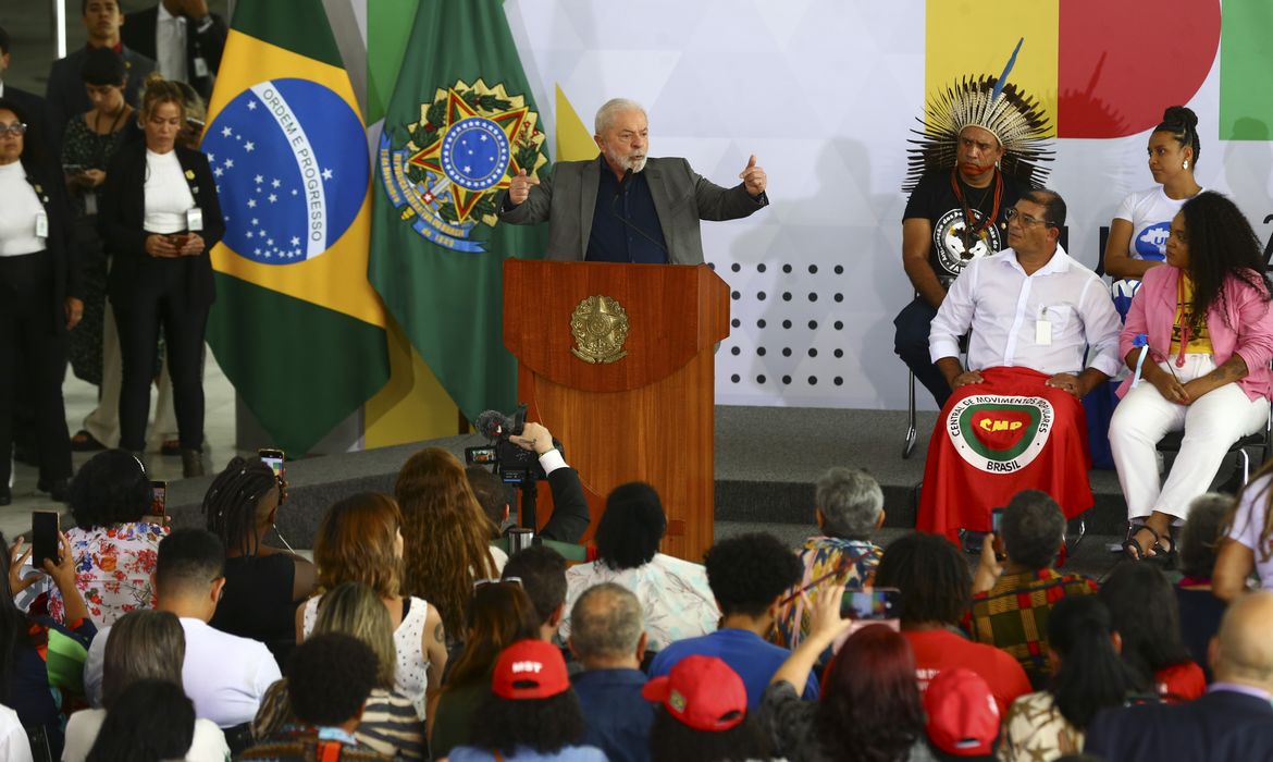 Lula assina decretos que criam o Conselho de Participação Social e o Sistema de Participação Social Interministerial.