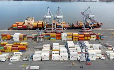 Imagem captada por um drone mostra contêineres no Porto de Montreal, em Montreal, Quebec, Canadá
14 de abril de 2025
REUTERS/Carlos Osorio