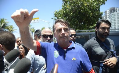 O presidente eleito, Jair Bolsonaro, fala com jornalistas na chegada a sua casa onde mora em um condomínio na Barra da Tijuca, na zona oeste do Rio.