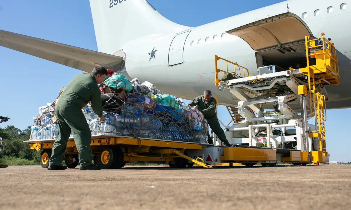 Base Aérea de Canoas recebe doações para cidades atingidas pelas enchentes. Foto: Guilherme Pereira/ PMC