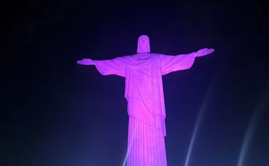 Cristo Redentor iluminado de roxo para marcar a estratégia de eliminação do câncer de colo de útero. Foto: Divulgação/INCA