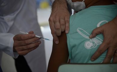 O secretário municipal de Saúde do Rio, Daniel Soranz aplica a primeira dose da vacina contra Covid-19 em crianças, no Rio de Janeiro