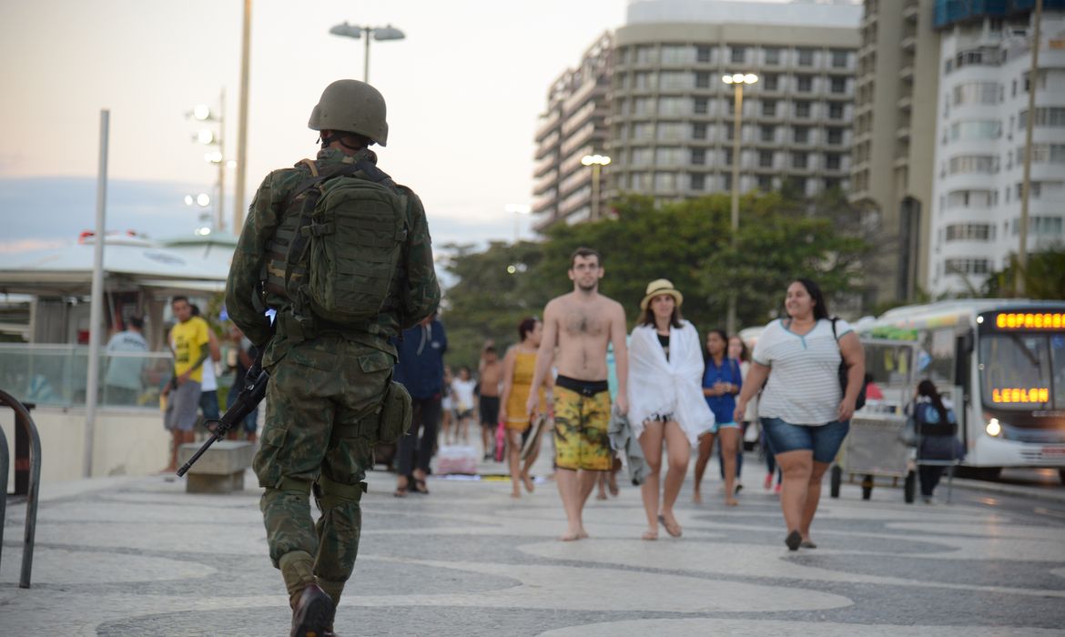 Rio de Janeiro - Forças Armadas atuam na segurança pública na praia de Copacabana, zona sul da capital fluminense (Tomaz Silva/Agência Brasil)