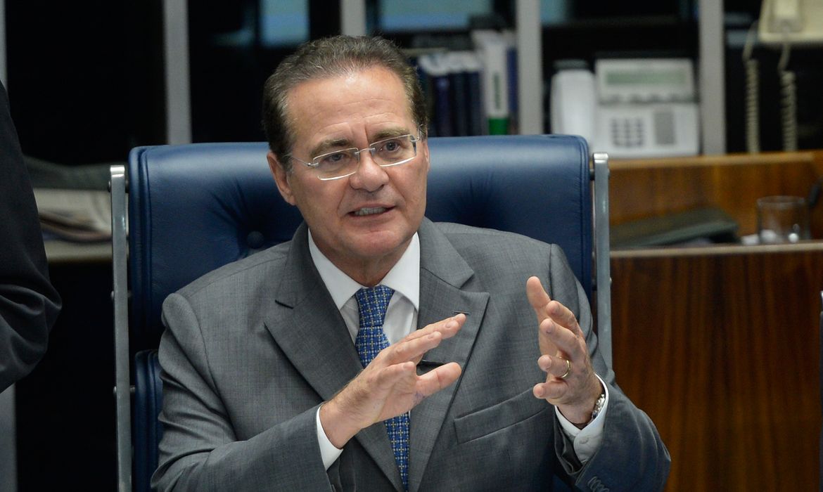 O presidente do Senado, Renan Calheiros, explica em Plenário o que é a Agenda Brasil, proposta por ele e outras lideranças do PMDB para retomar o crescimento econômico (Wilson Dias/Agência Brasil)