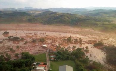 Barragem da mineradora Samarco se rompeu em Mariana e inundou a região