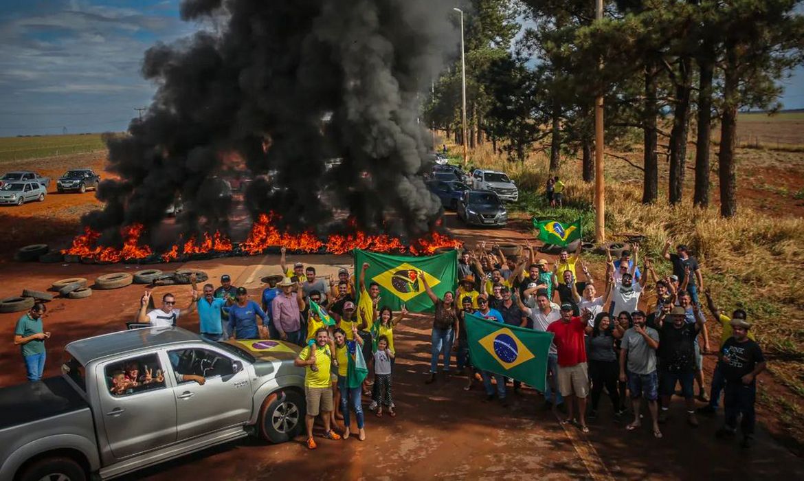Supporters of Brazil's President Jair Bolsonaro block highway BR-251 during a protest against President-elect Luiz Inacio Lula da Silva who won a third term following the presidential election run-off, in Planaltina, Brazil, October 31, 2022.