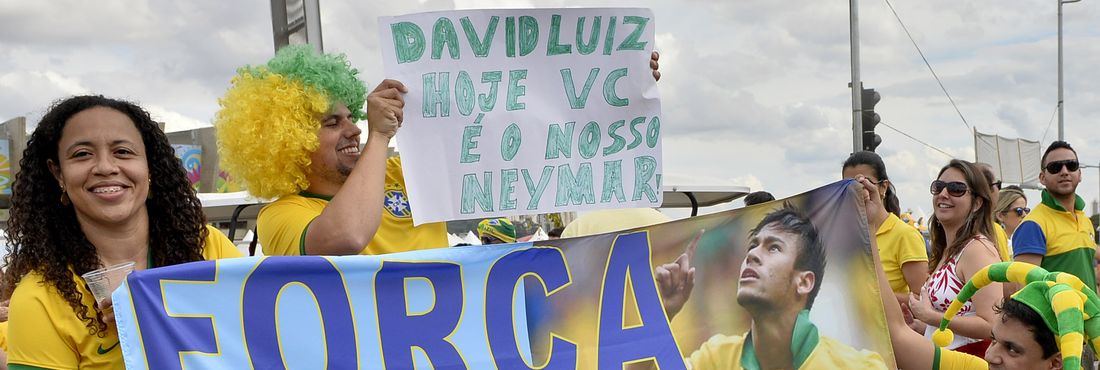 Na entrada do Estádio Mineirão, em Belo Horizonte, torcedores exibem faixa de apoio ao jogador Neymar Jr.