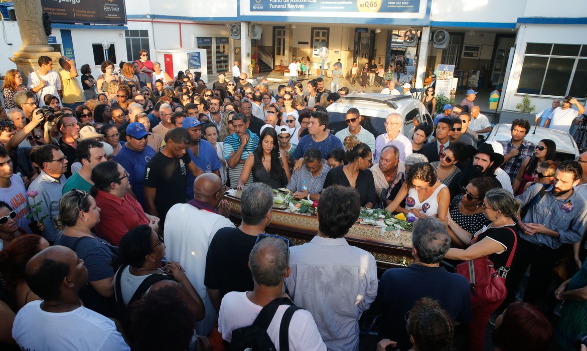 Rio de Janeiro - Enterro do corpo da vereadora Marielle Franco no Cemitério do Caju (Fernando Frazão/Agência Brasil)