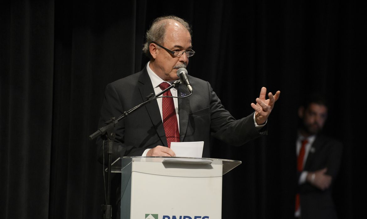 O presidente do BNDES, Aloizio Mercadante, durante discurso de sua posse, no Rio de Janeiro.