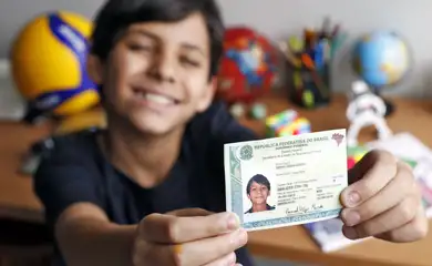 Brasília (DF), 10/02/2025 - Samuel Veiga Mendes com sua Nova Carteira de Identidade Nacional. Foto: Bruno Peres/Agência Brasil