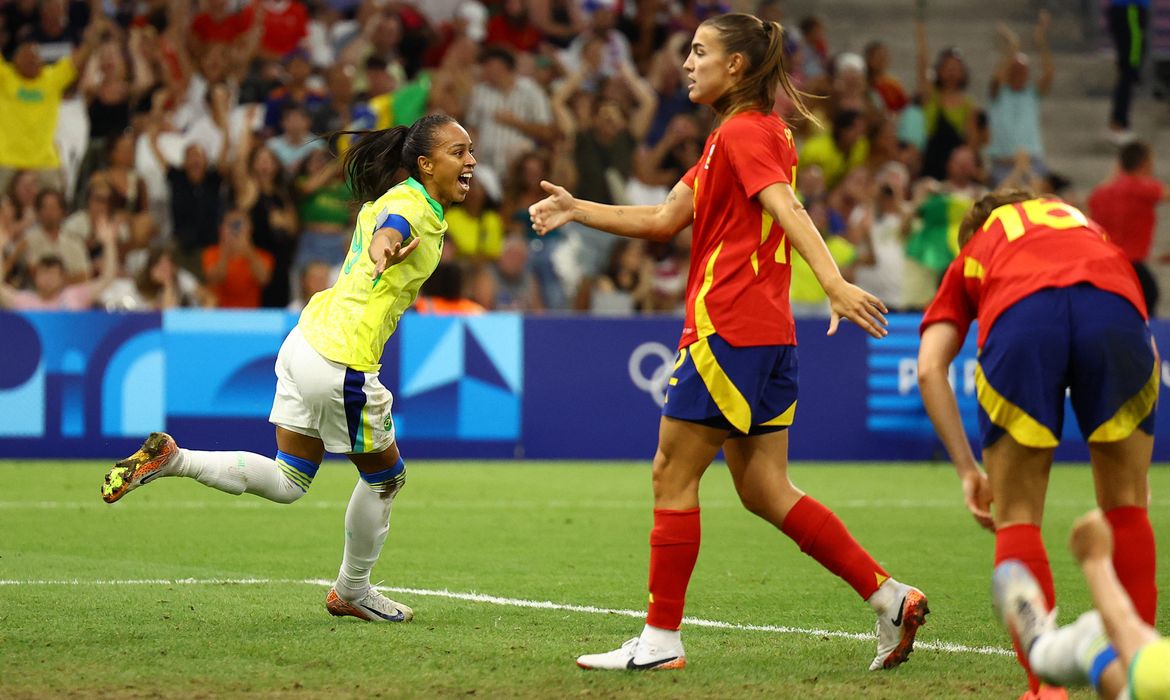 Paris 2024 Olympics - Football - Women's Semi-final - Brazil vs Spain - Marseille Stadium, Marseille, France - August 06, 2024. Adriana of Brazil celebrates scoring their third goal. REUTERS/Andrew Boyers