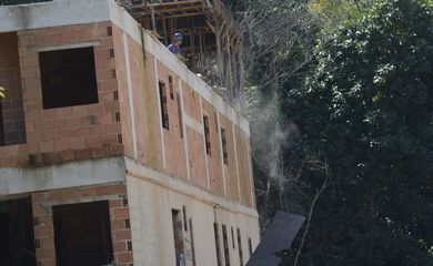 Prefeitura inicia trabalhos de demolição de dois prédios no condomínio Figueiras do Itanhangá, em Muzema, no Rio de Janeiro.
