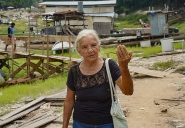 Manaus (AM), 20/11/2023,   Madalena Soares Fernandes, dona de casa, fala sobre a maior seca em 121 anos que Manaus esta passando. Na Marina do Davi, próximo a Praia do Tupé. Foto: Rafa Neddermeyer/Agência Brasil