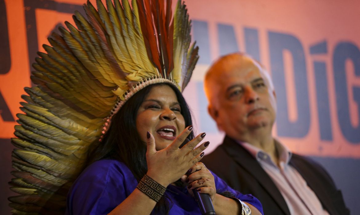 Brasília (DF), 13/12/2023 - A ministra dos Povos Indígenas, Sônia Guajajara, e o ministro da Microempresa e da Empresa de Pequeno Porte, Márcio França, durante abertura do Festival Brasil é Terra Indígena, no Museu Nacional da República, em Brasília, que tem como objetivo demarcar e celebrar a importância dos povos indígenas para o Brasil e para o mundo. Foto: Marcelo Camargo/Agência Brasil