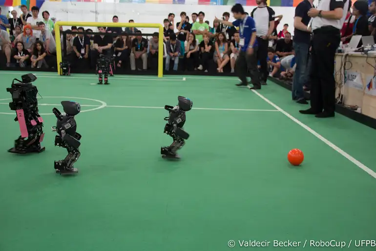Robôs disputam partida de futebol na RoboCup 2014