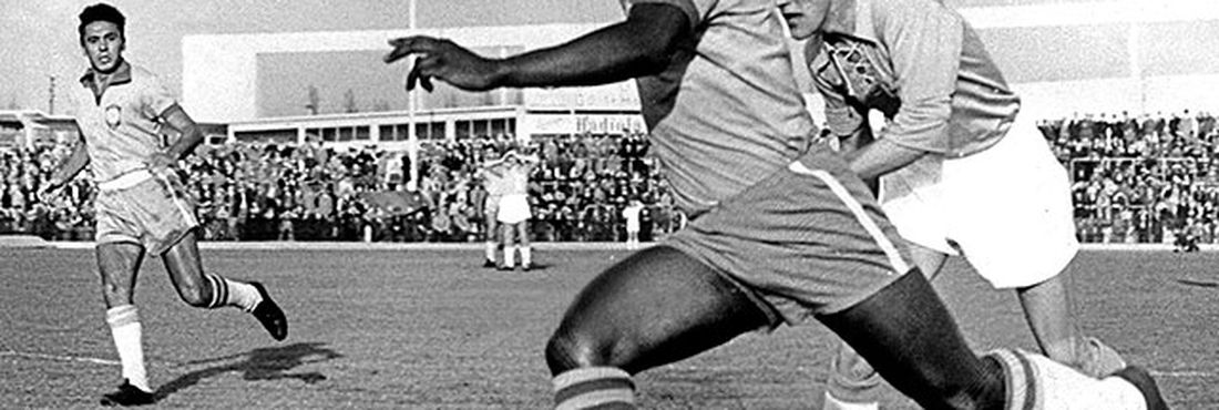 Pelé em jogo contra o Malmö FF, em 1960
