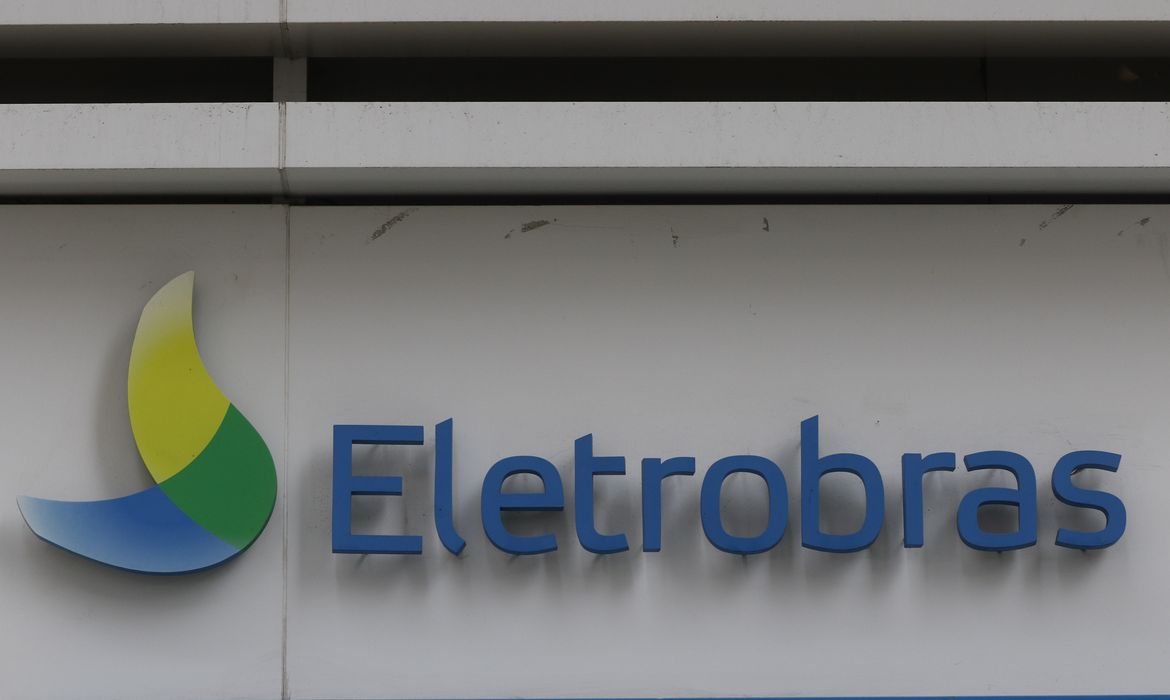 Logotipo da Eletrobras no edifício sede, no centro do Rio de Janeiro. A holding Centrais Elétricas Brasileiras S.A. atua na geração, transmissão e distribuição de energia. 