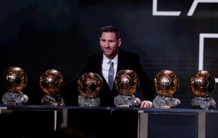 Futebol Soccer - Os prêmios Ballon d'Or - Theatre du Chatelet, Paris, França - 2 de dezembro de 2019 Lionel Messi, do Barcelona, ​​com seus seis troféus de Ballon d'Or REUTERS / Christian Hartmann

