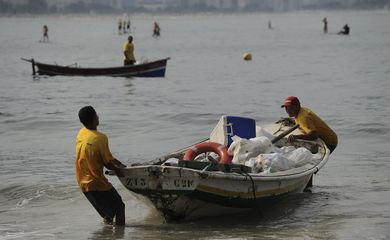 Pescadores da Colônia Z13 trazem para a praia de Copacabana barco com lixo recolhido pelo Mutirão de Limpeza nas Ilhas Cagarras (Fernando Frazão/Agência Brasil)