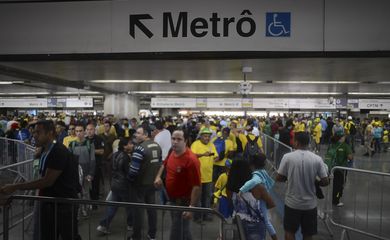 Segurança reforçada, torcedores de varias localidades do mundo chegam horas antes à Arena Corinthians   para a partida de abertura da Copa do Mundo 2014 entre Brasil e Croácia (Marcello Casal Jr/Agência Brasil)