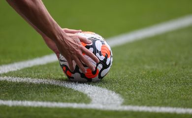 Jogador posiciona bola para cobrança de escanteio em partida da Premier League -  campeonato inglês