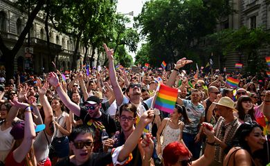 Budapeste 22/06/2024. Milhares de pessoas vão à Parada do Orgulho de Budapeste para protestar contra políticas anti-LGBTQ+. Foto REUTERS/Marton Monus