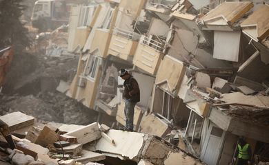 Prédio destruído por terremoto em Kahramanmaras, na Turquia