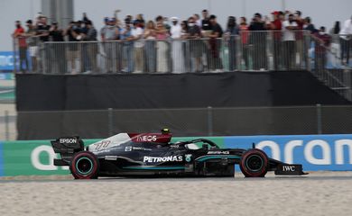 Piloto Valtteri Bottas, da Mercedes, durante treino livre para GP do Catar de F1 - Fórmula 1