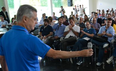 O governador Rodrigo Rollemberg, secretários de estado, administradores regionais, presidentes de empresas e representantes de bancadas partidárias, discutem o Plano de gestão até 2019 (Marcello Casal Jr/Agência Brasil)