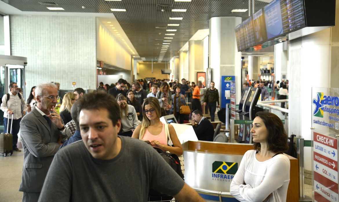 Rio de Janeiro - O Aeroporto Santos Dumont tem manhã movimentada com vários vôos atrasados devido ao nevoeiro que se formou na região desde a manhã de ontem(28) (Tânia Rêgo/Agência Brasil)