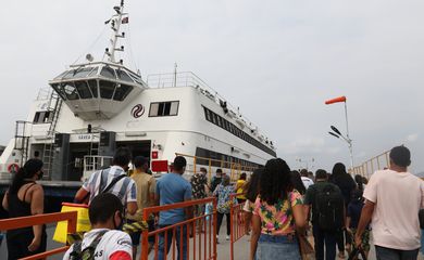Embarque na barca saindo da Ilha de Paquetá em direção à Praça XV. 
