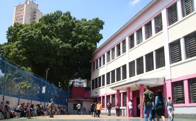 Fachada da Escola Municipal de Ensino Fundamental - EMEF Celso Leite Ribeiro Filho durante eleição de 2022.