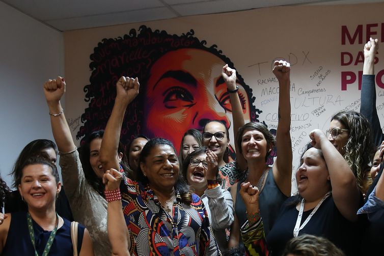 Brasília 10/03/2023 -  Dona Marinete da Silva (d), Hélio Doyle (Pres. Ebc) (e)isita memorial em homenagem a vereadora assasinada Marielle Franco, na Empresa Brasil de Comunicaçāo (EBC) . Foto: Antonio Cruz/Agência Brasil