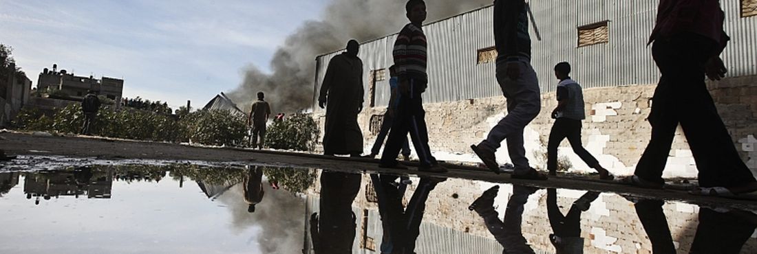 Jabaliya - Palestinos apagam fogo em fábrica de madeira na zona leste de Jabaliya,no Norte da Faixa de Gaza, após ataque aéreo israelense