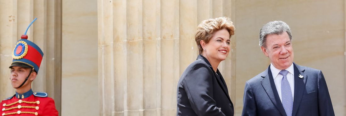 Dilma Rousseff ao lado do presidente da Colômbia, Juan Manuel Santos, em visita ao país
