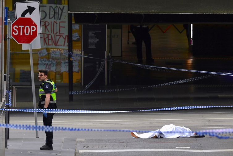 ATTENTION EDITORS - VISUAL COVERAGE OF SCENES OF INJURY OR DEATH A policeman stands near a body covered with a sheet near the Bourke Street mall in central Melbourne, Australia, November 9, 2018.      AAP/James Ross/via REUTERS    ATTENTION