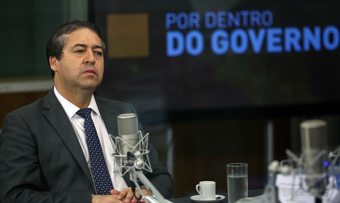 Brasília - O ministro do Trabalho, Ronaldo Nogueira, concede entrevista ao programa Por Dentro do Governo, da TV NBR ( Marcello Casal Jr/Agência Brasil )